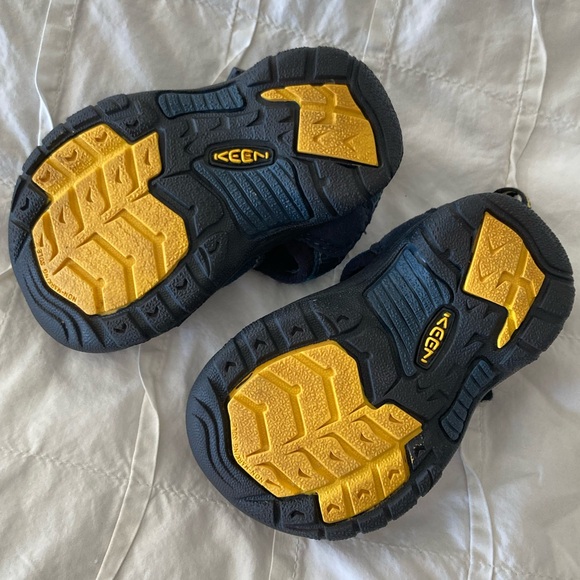 Toddler blue Keen Newport H2 sandals size 4, with covered toe and Vibram sole - Picture 5 of 6